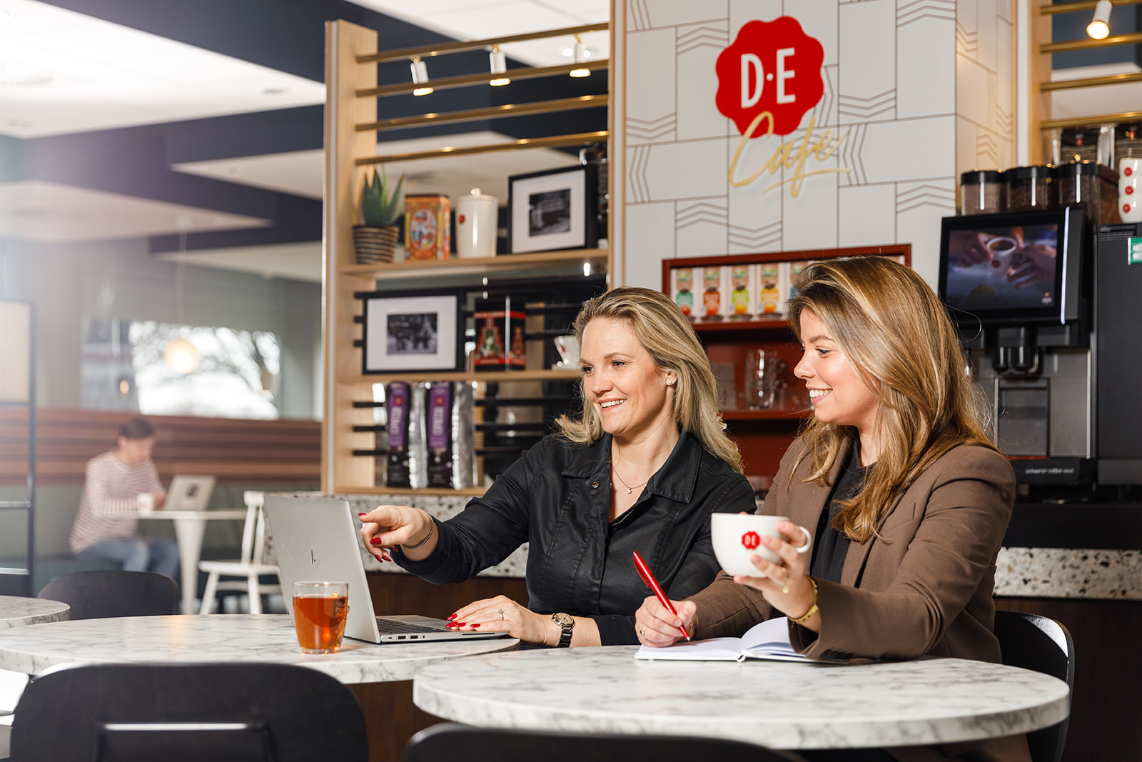 Collega's met computer en koffie