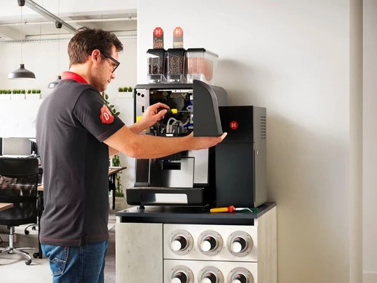 BE - machine met technieker