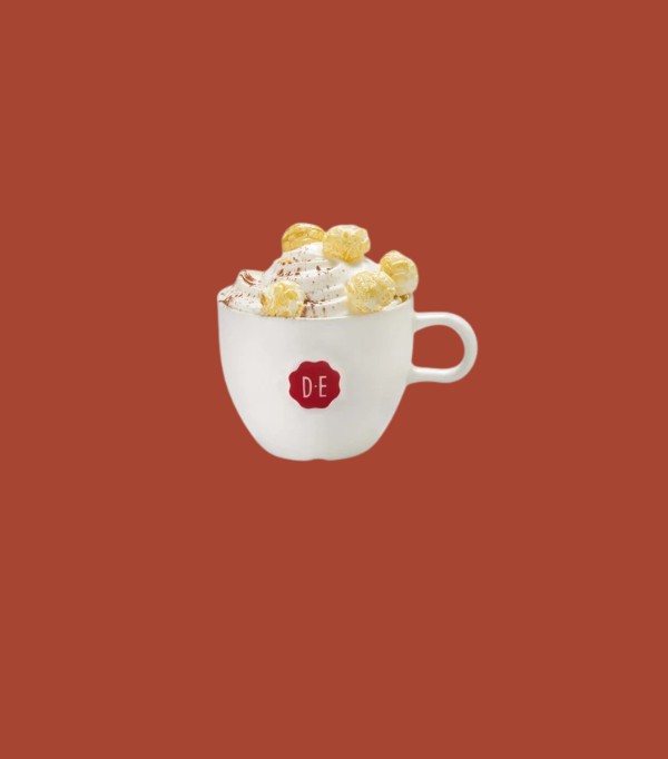 DE tas met koffie en chocopop rode achtergrond