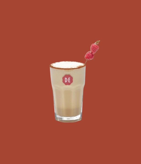 DE tas met koffie en framboos op rode achtergrond