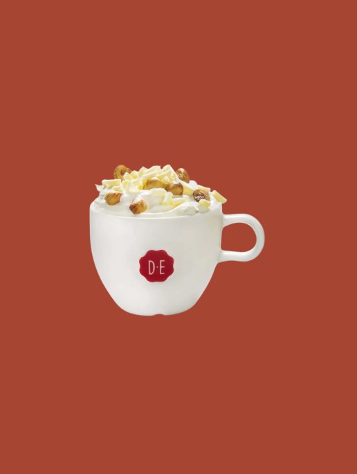 DE tas met koffie en hazelnoten rode achtergrond