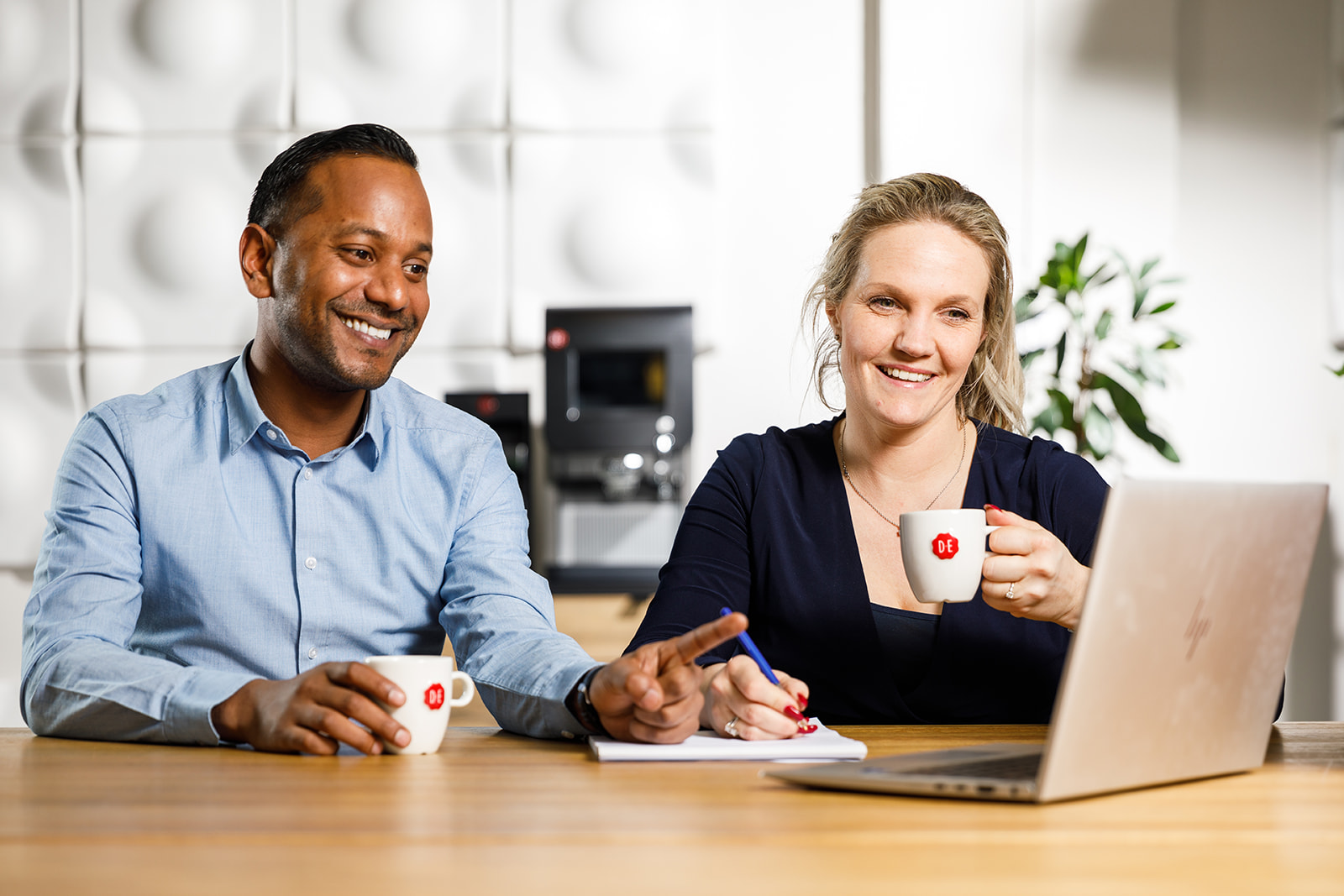 2 collega's met een computer en koffie