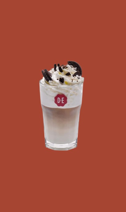 DE tas met koffie en choc chip rode achtergrond